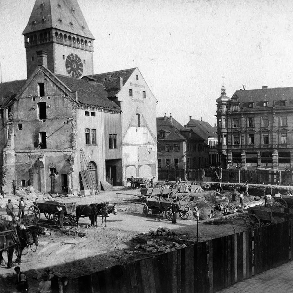 Die Baugrube für das Postgebäude entsteht